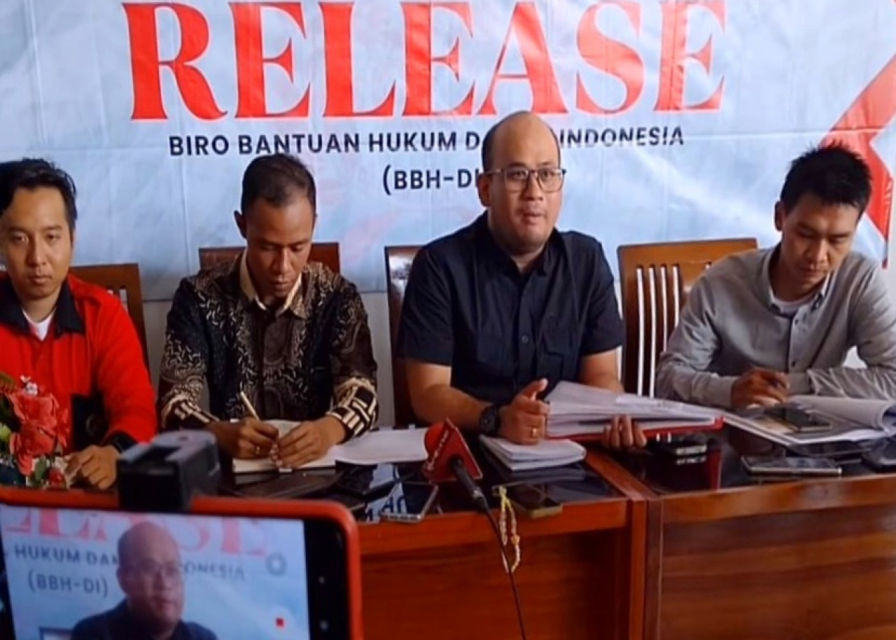 Kuasa hukum korban, Dimas Yemahura menggelar konferensi pers mengenai vonis bebasnya anak anggota DPR RI di Sidoarjo. (Foto: Ahaddiini HM/jatimnow.com).