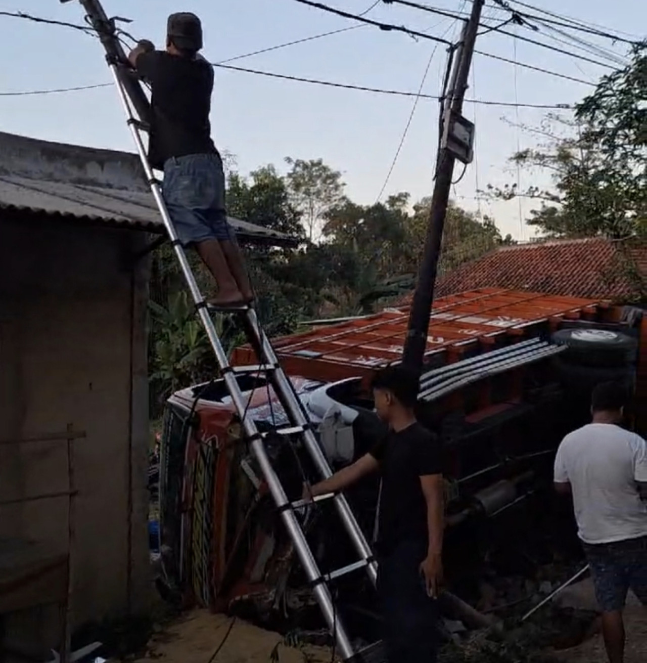 Truk terguling usai sruduk warung di Bangkalan. (Foto: Fathor Rahman/jatimnow.com)