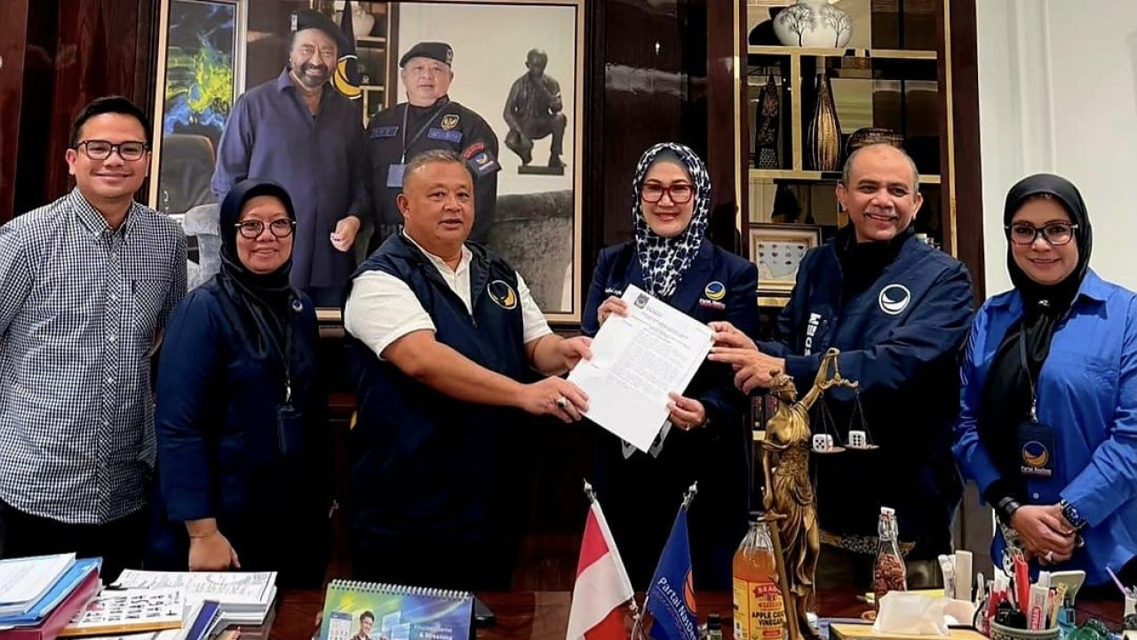 Sekretaris Jendral Partai NasDem Hermawi Taslim saat menyerahkan surat tugas ke Lita Machfud Arifin (Instagram @official.nasdem)