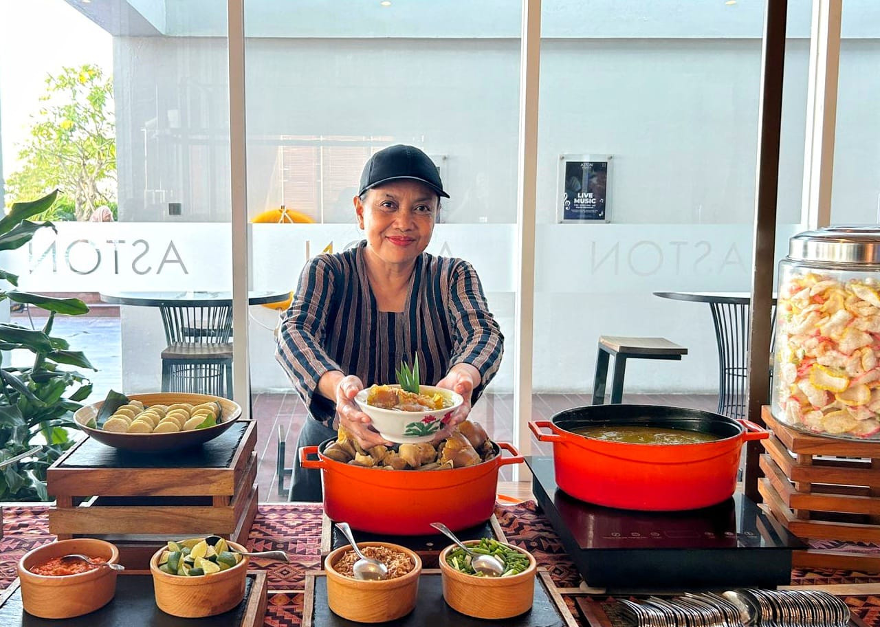 Lontong Kikil Mak Anik di Aston Sidoarjo. (Foto: Ahaddiini HM/jatimnow.com).