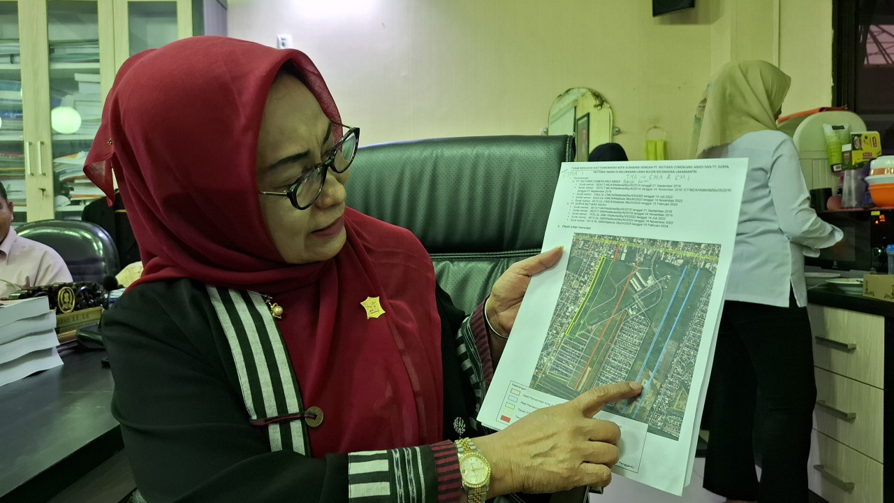 Ketua Komisi B DPRD Surabaya Luthfiyah saat menunjukkan peta tanah aset pemkot yang akan ditukar dengan swasta (foto: Ni'am Kurniawan/jatimnow.com)