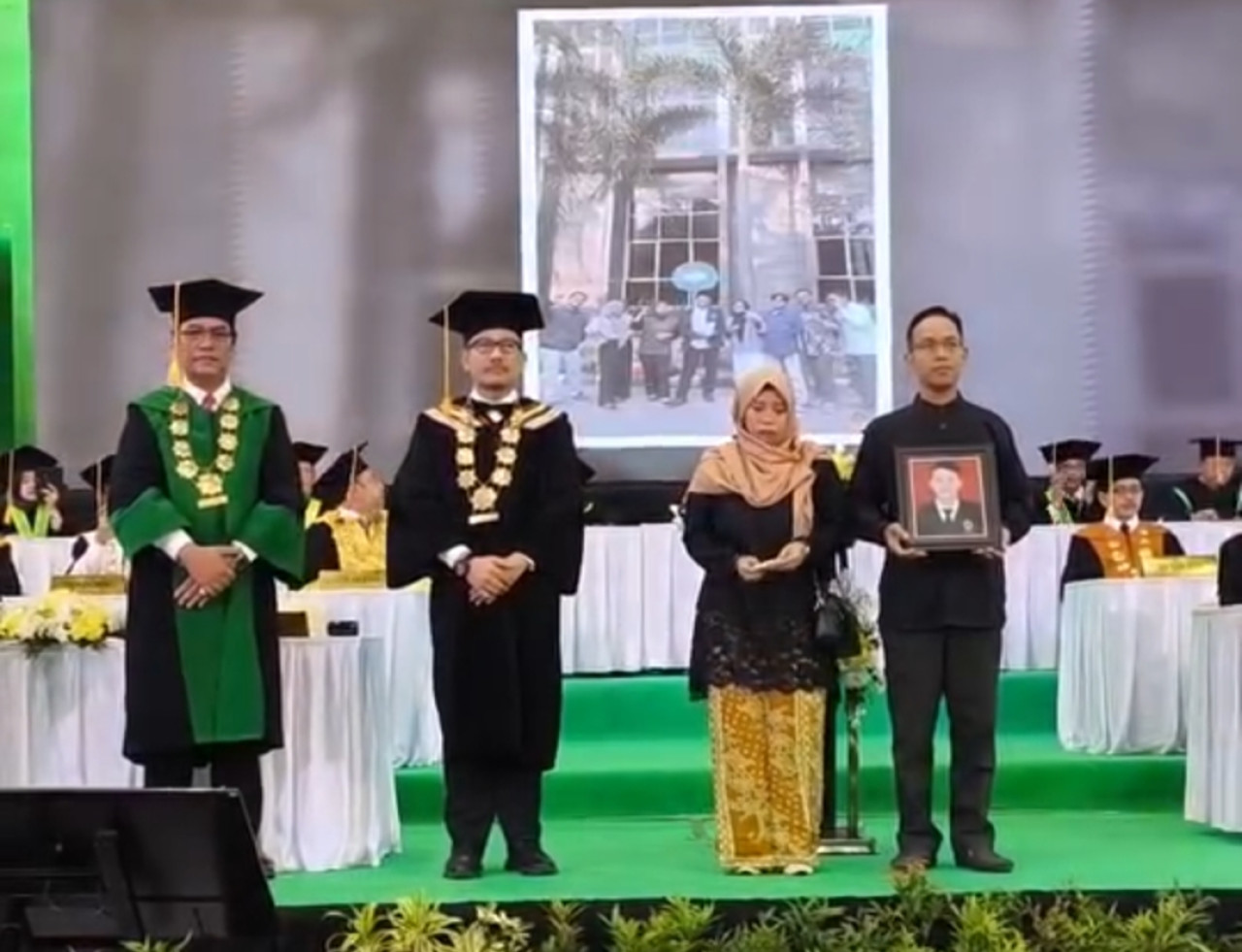 Prosesi wisuda almarhum digantikan oleh sang kakak, Zidah. (Foto: Misbahul Munir/jatimnow.com)