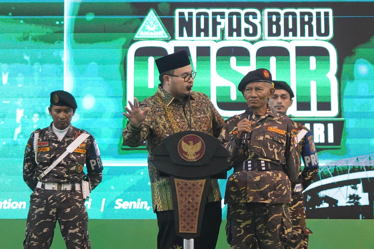 Mas Dhito saat berbicara dengan Sodikin dalam acara pelantikan 36 pengurus Gerakan Pemuda (GP) Ansor masa khidmat 2024-2028. (Foto: Pemkab Kediri/jatimnow.com)