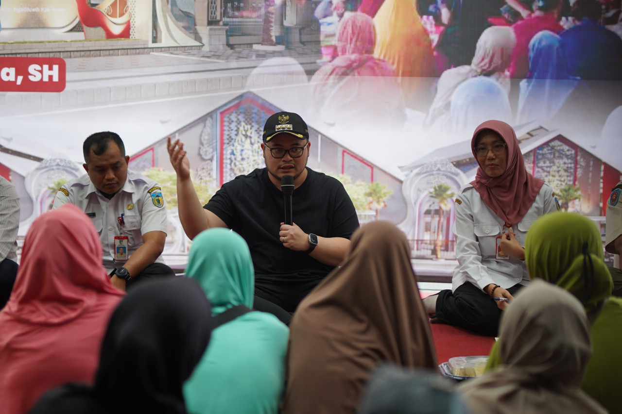 Mas Dhito berdialog dengan pedagang Pasar Kandangan. (Foto: Pemkab Kediri/jatimnow.com)