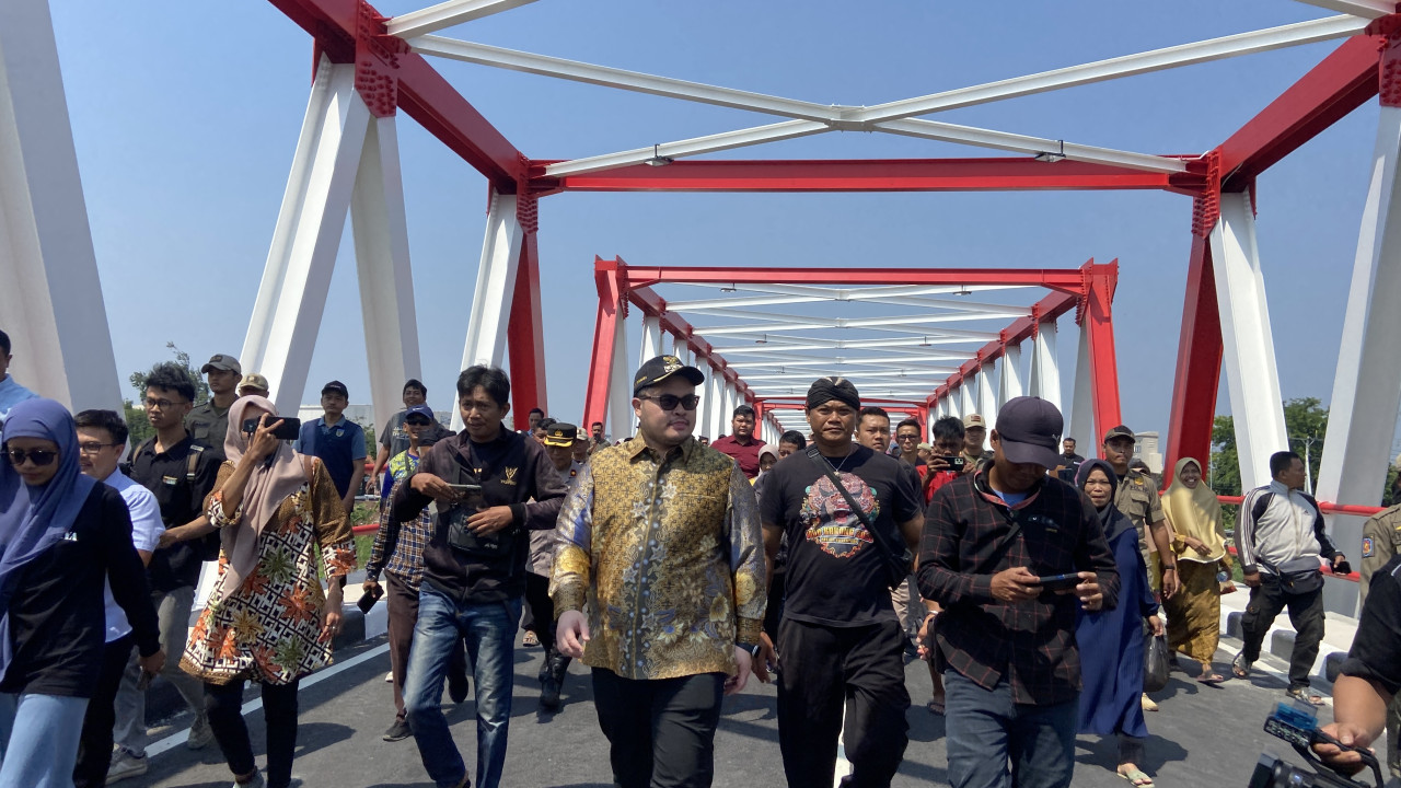 Mas Dhito saat meresmikan Jembatan Jongbiru Kediri. (Foto: Yanuar Dedy/jatimnow.com)