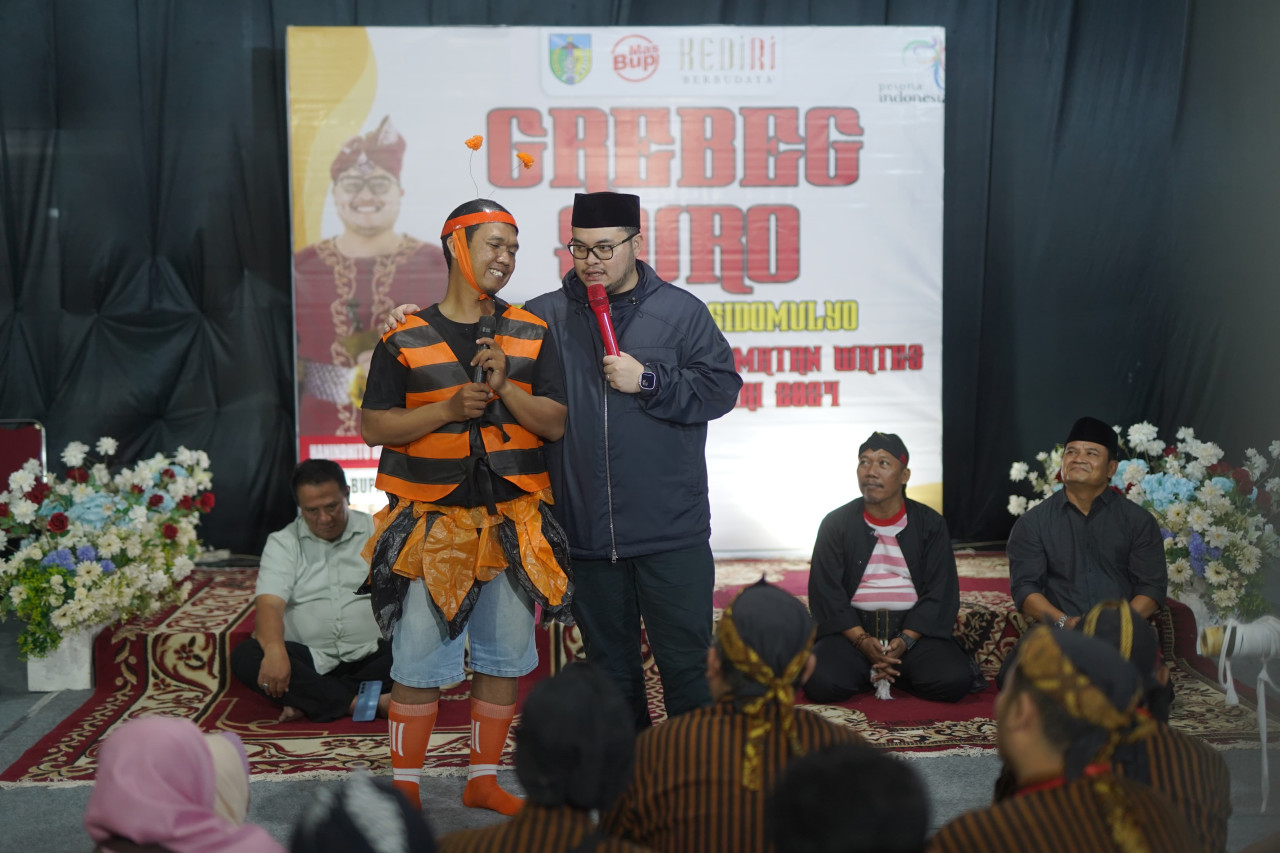 Mas Dhito beri hadiah petani milenial. (Foto: Pemkab Kediri/jatimnow.com)