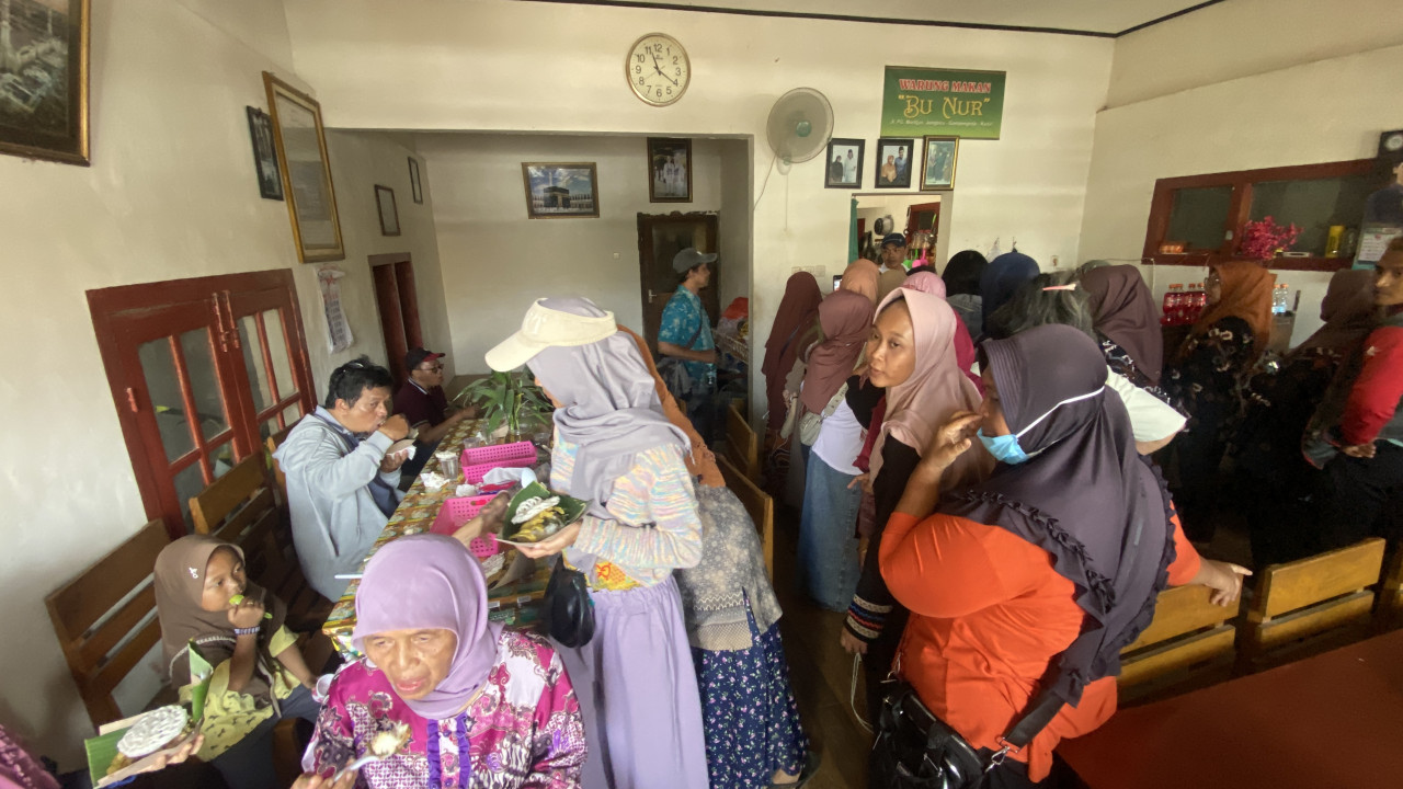 Peresmian Jembatan Jongbiru Kediri, Mas Dhito Traktir Warga Nasi Pecel Tumpang