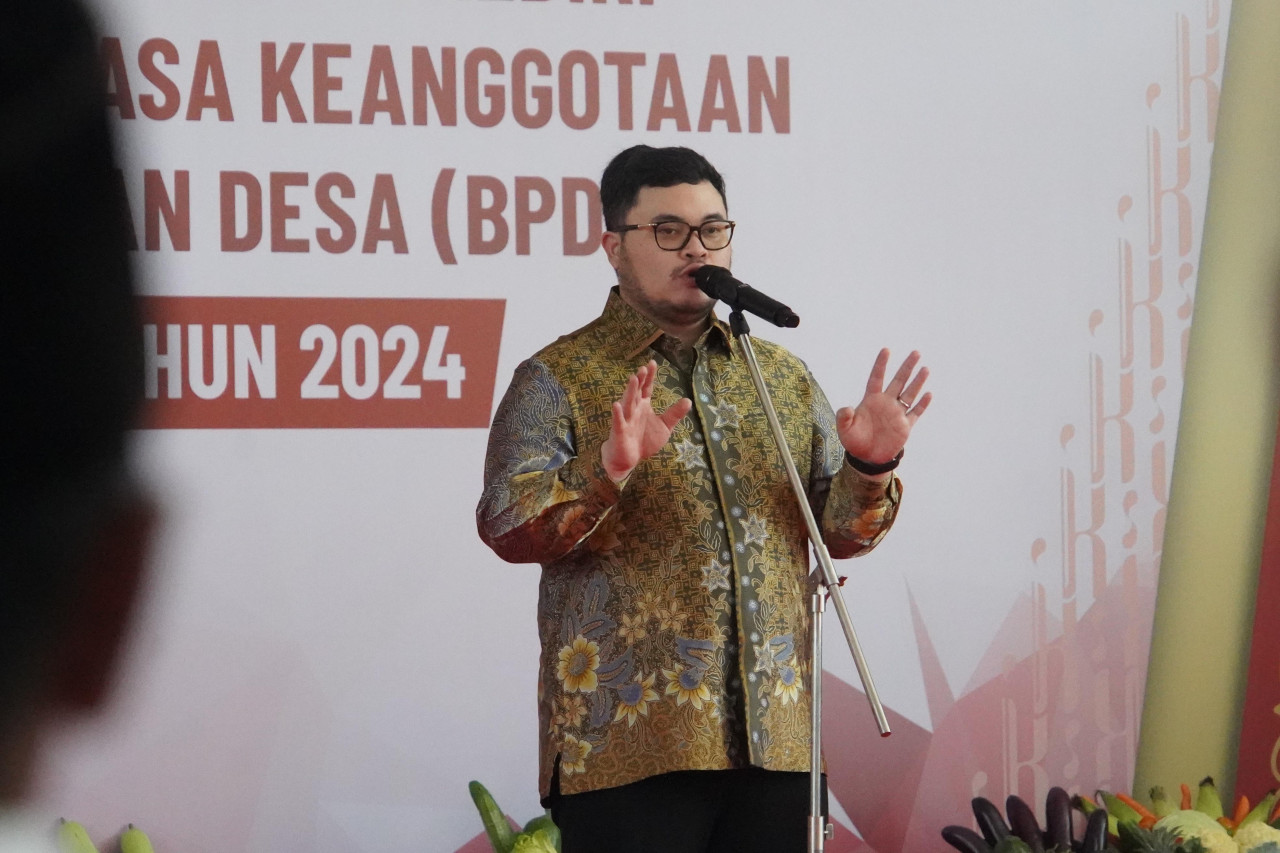 Mas Dhito saat menyerahkan SK Perpanjangan keanggotaan BPD di Gedung Bagawanta Bhari. (Foto: Pemkab Kediri/jatimnow.com)