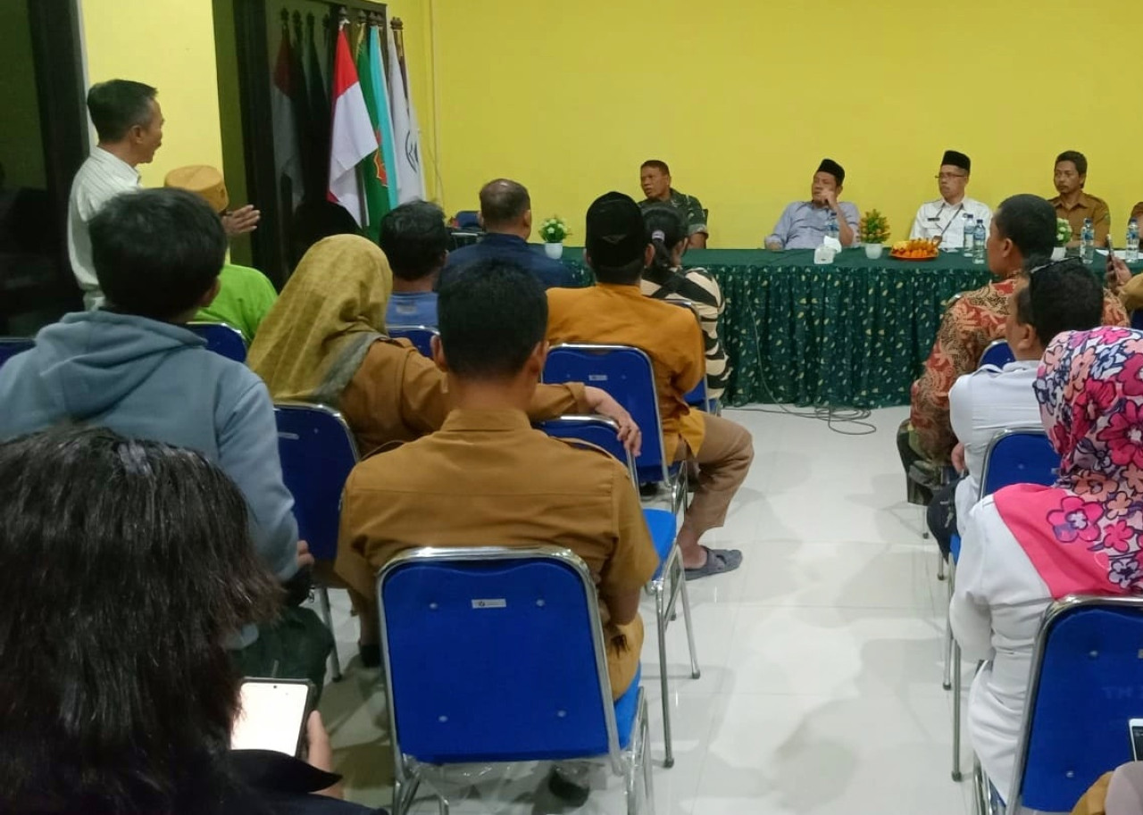 Mediasi di Balai Desa Mergosari Tarik Sidoarjo. (Foto: Ahaddiini HM/jatimnow.com).