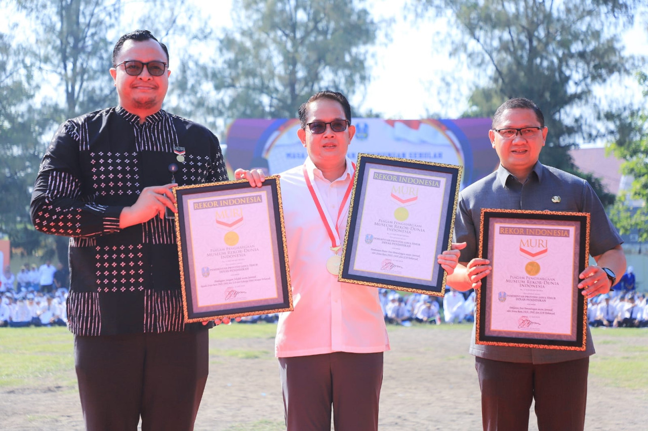 Adhy Karyono (tengah) bersama Kadindik Jatim Aries Agoeng Paewai (kanan) saat menerima pemecahan rekor MURI (Foto: Humas Pemprov Jatim for jatimnow.com)