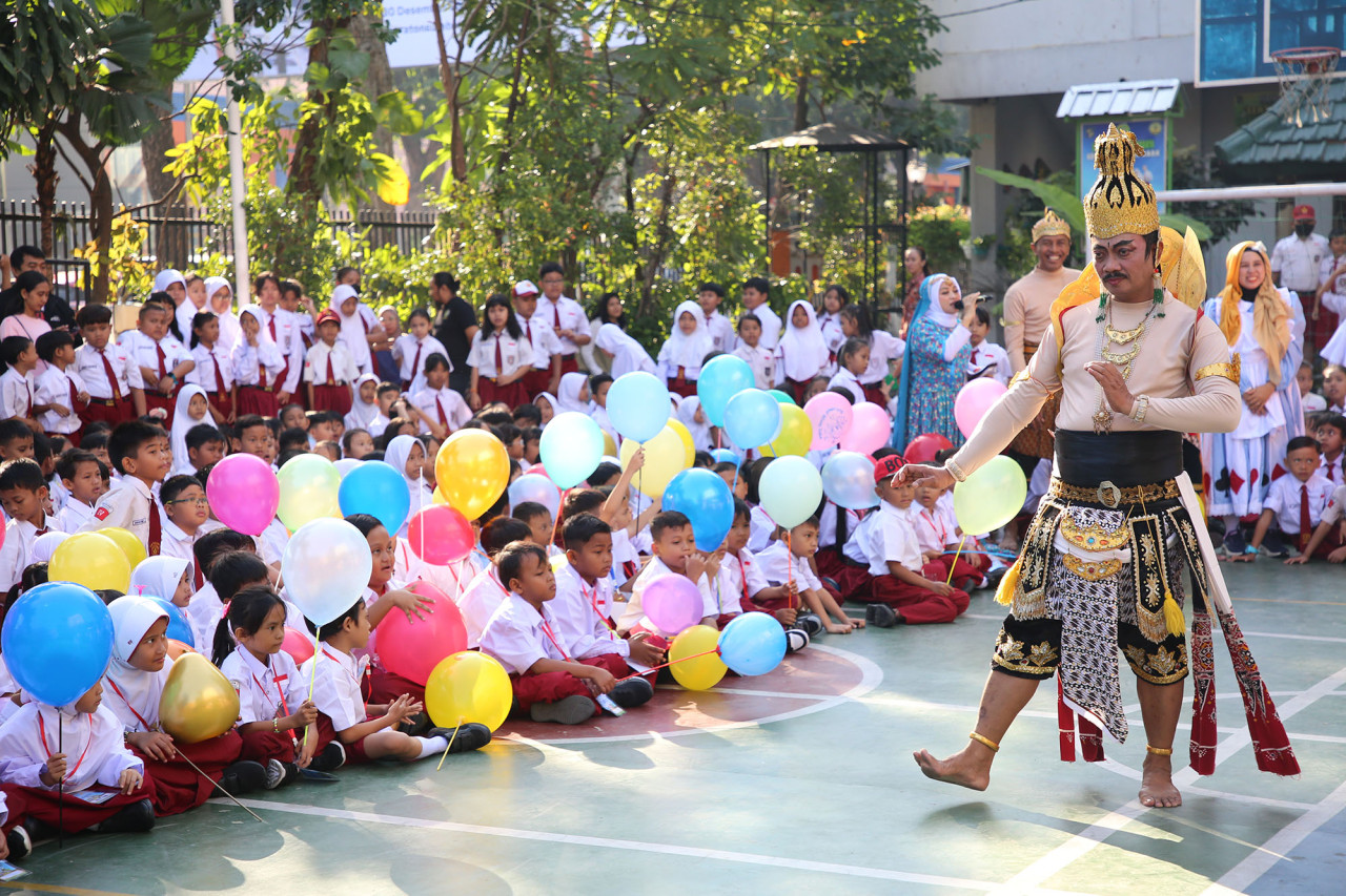 Guru hingga Kepala Sekolah SDN Kaliasin 1 Surabaya pakai kostum hero sambut siswanya MPLS (foto: Pemkot Surabaya for jatimnow.com)