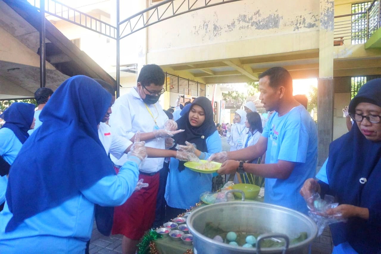 Kegiatan MPLS membuat kue basah di SLB Negeri Gedangan Sidoarjo. (Foto: Ahaddiini HM/jatimnow.com)