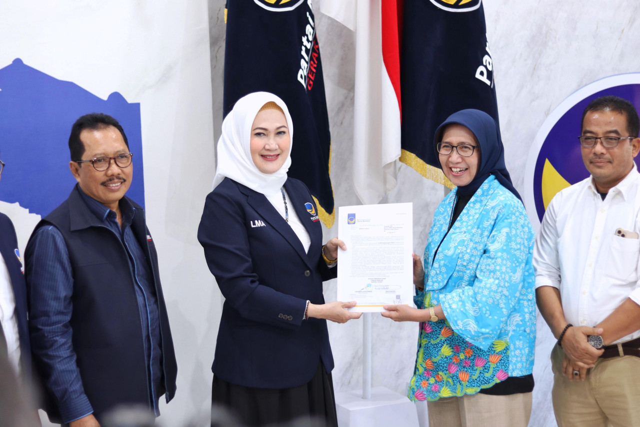 Lita Machfud Arifin saat menyerahkan surat rekomendasi untuk Indah Amperawati. (dok. DPW NasDem Jatim) 