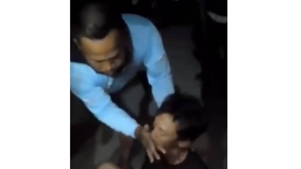 Scrennshot video pelaku pencurian cabai dipaksa memakan cabai yang dicurinya. (Foto: Bramanta Pamungkas/jatimnow.com)