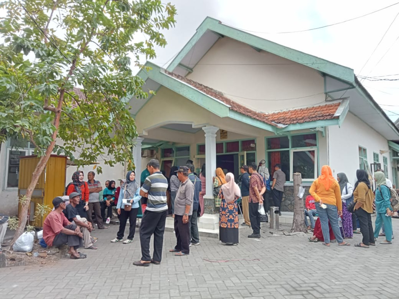 Keluarga saat menjemput ODGJ di Dinas Kesehatan Tulungagung. (Foto: Bramanta Pamungkas/jatimnow.com)