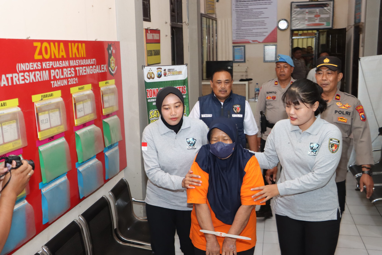 Tersangka saat diamankan Satreskrim Polres Trenggalek. (Foto: Bramanta Pamungkas/jatimnow.com)