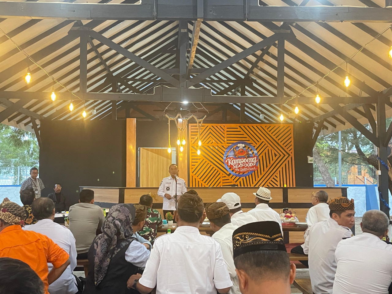 Pj Bupati Ugas saat meresmikan fasilitas dan wahana permainan baru di Pantai Bentar. (Foto: Haryo Agus/jatimnow.com)