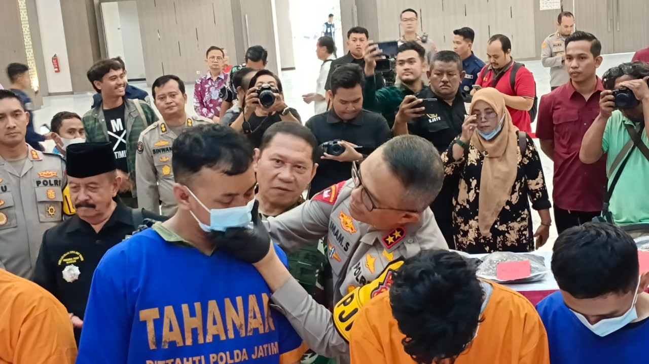 Pres rilis penetapan tersangka pengeroyokan polisi oleh pesilat di Mapolda Jatim. (Foto: Misbahul Munir/jatimnow.com)