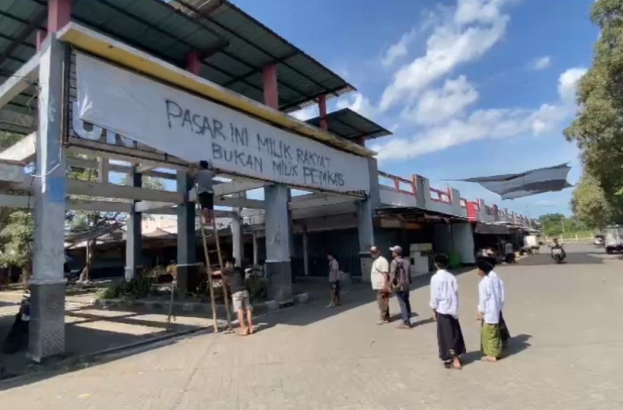 Aksi protes pedagang pasar baru Kencong Jember. (Foto: Ulum/jatimnow.com)