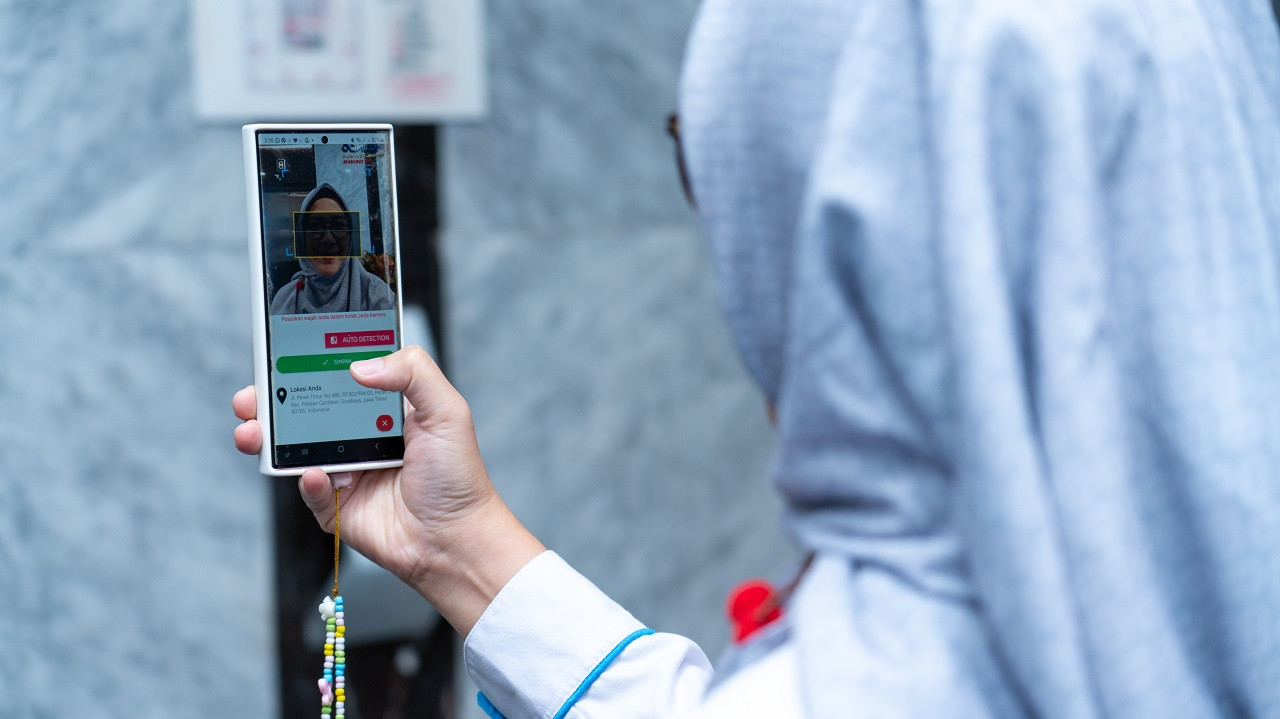 Karyawan saat melakukan absensi dengan single sistem. (Foto: Humas TPS for  jatimnow.com)