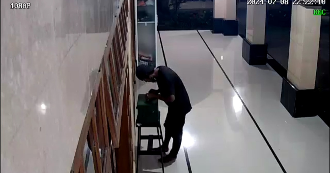 Seorang pria diduga melakukan pencurian isi kotak amal terekam CCTV (Foto: Tangkapan layar kamera CCTV for jatimnow.com)