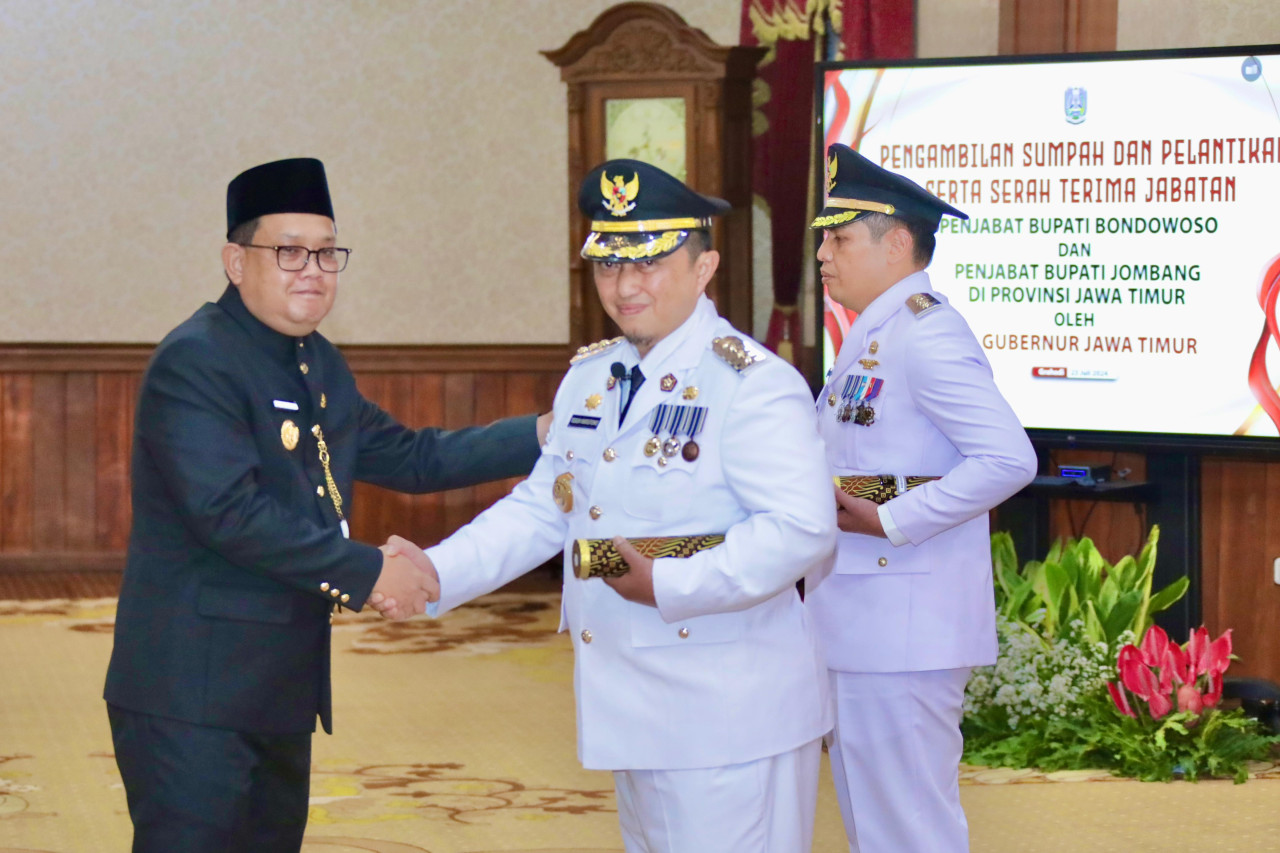Pj Gubernur Adhy Karyono saat melantik Wawan Guntoro dan Teguh Narutomo. (Foto: Humas Pemprov Jatim for jatimnow.com)