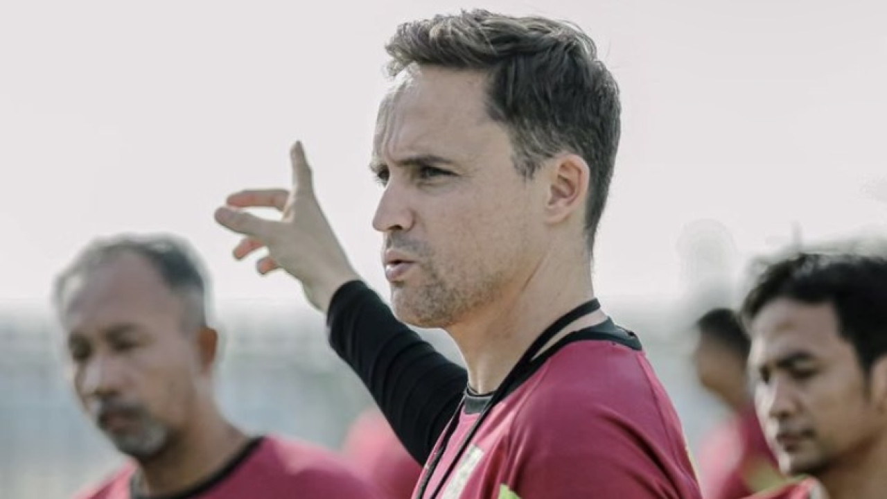 Pelatih  Persebaya Surabaya Surabaya Paul Munster memimpin latihan. (Foto: Persebaya Surabaya for jatimnow.com)