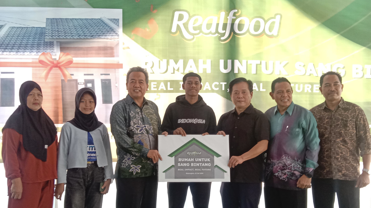 Fadly Alberto saat menerima hadiah rumah dari pengusaha Bojonegoro. (Foto: Misbahul Munir/jatimnow.com)