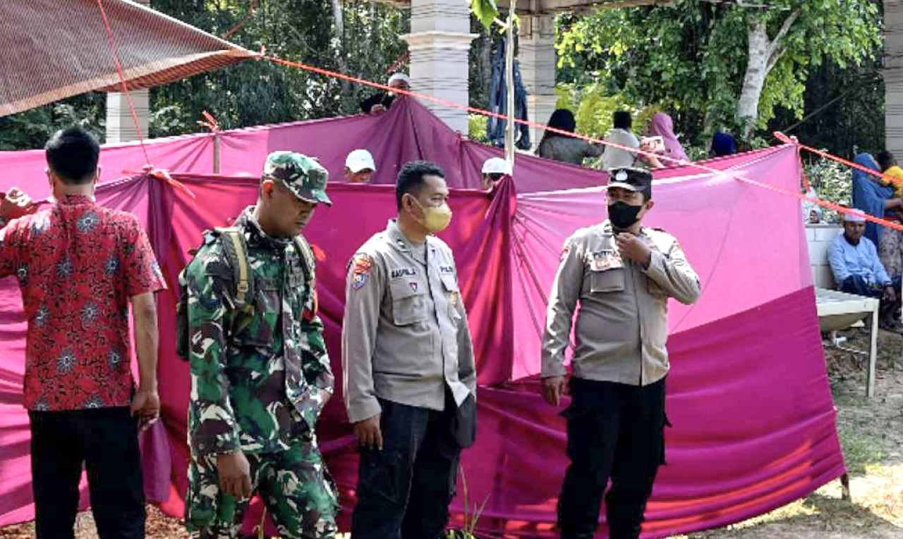 Pembongkaran makam wanita di Sampang. (Foto : Fathor Rahman/jatimnow.com)