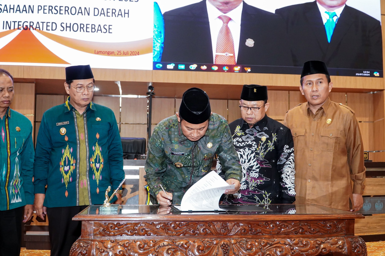 Bupati Lamongan, Yuhronur Efendi saat menandatangani berita acara parupurna dihadapan pimpinan DPRD Lamongan. (Foto: Humas Pemkab Lamongan for jatimnow.com)