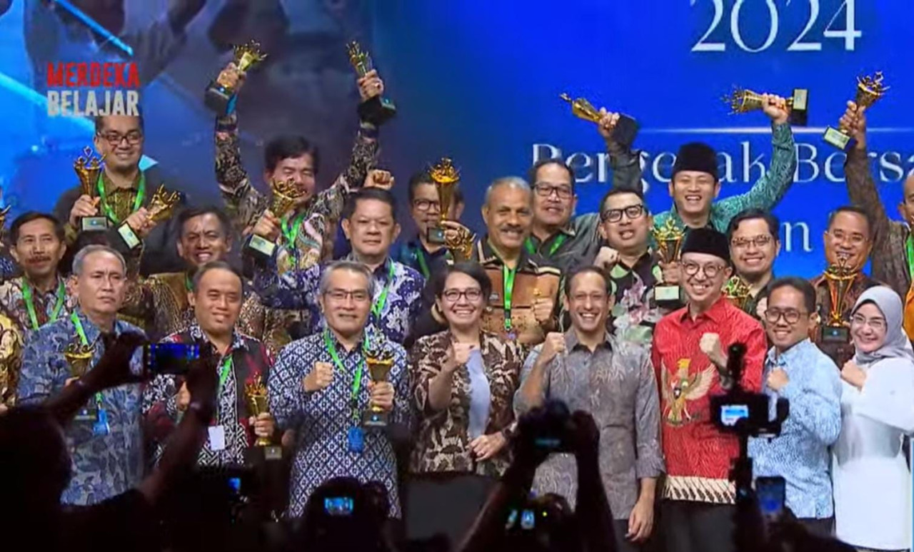 Bupati Trenggalek Mochamad Nur Arifin bersama kepala daerah lain saat menerima penghargaan. (dok. Prokopim Trenggalek)