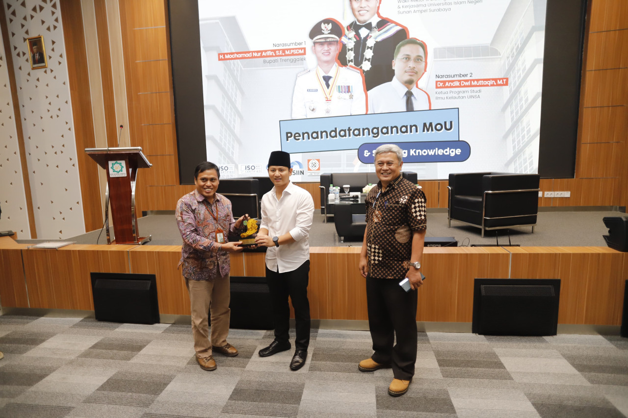 Bupati Trenggalek, Mochamad Nur Arifin usai menandatangani MOU dengan UINSA. (dok. Prokopim Trenggalek)