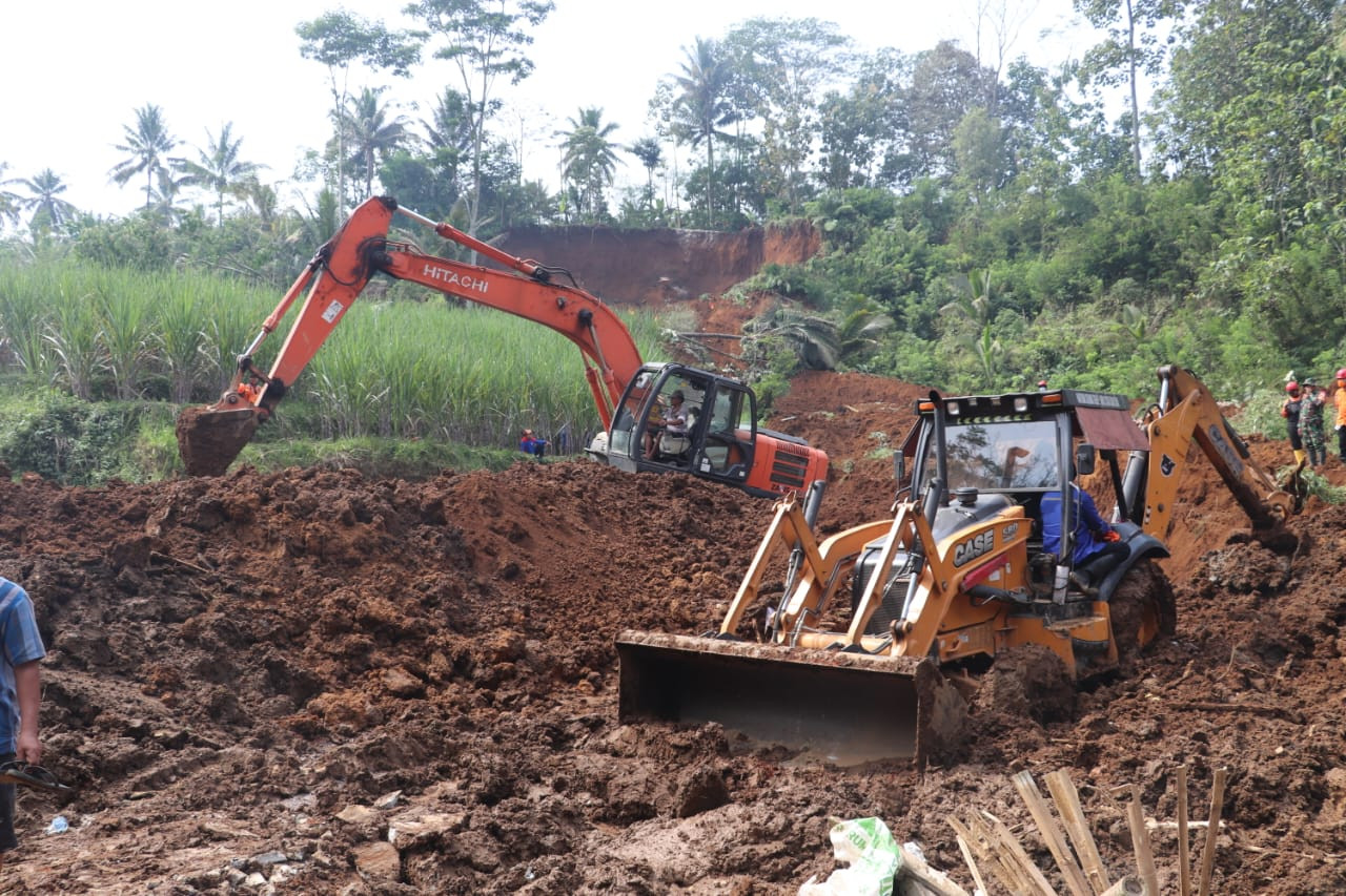 Petugas saat melakukan proses pencarian. (Foto: Bramanta Pamungkas/jatimnow.com)