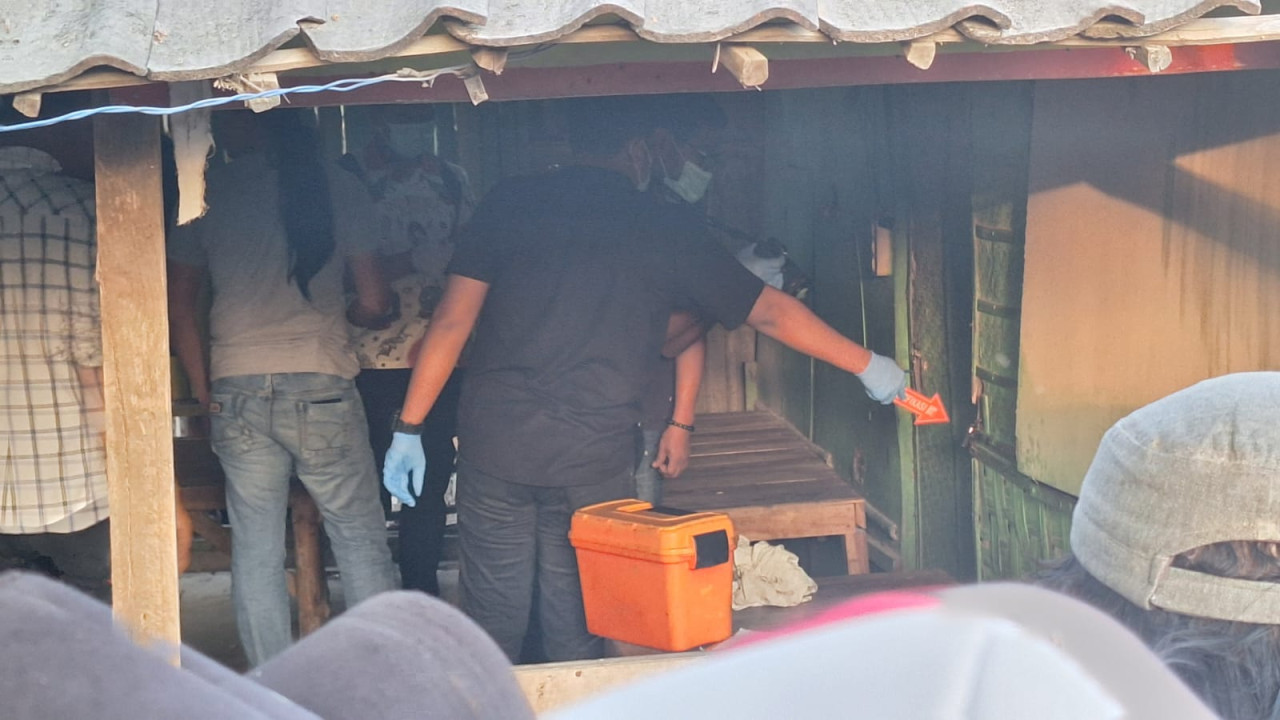 Pihak kepolisian saat melakukan evakuasi dan olah TKP penemuan jasat diduga ibu dan anak. (Foto : Adyad Ammy Iffansah/jatimnow.com)