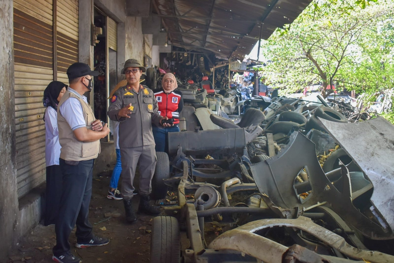 Petugas Satpol PP Surabaya saat melakukan penertiban (dok Satpol PP Surabaya for jatimnow.com)