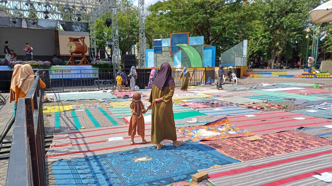 Jamaah Berduyun-duyun Datangi Lokasi Pengajian Gus Iqdam di Alun-Alun Lamongan