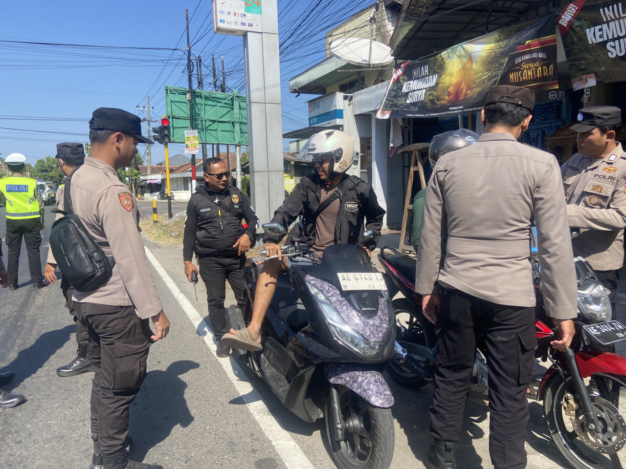 Pengamanan Surau Agung PSHWTM Ponorogo. (Foto: Ahmad Fauzani/jatimnow.com)