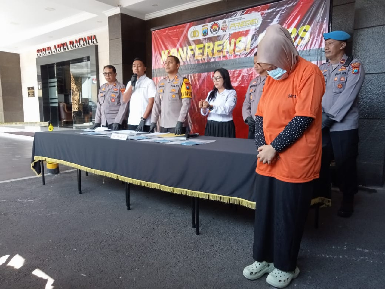 Polisi saat merilis tersangka penipuan berkedok investasi emas. (Foto: Bramanta Pamungkas/jatimnow.com)