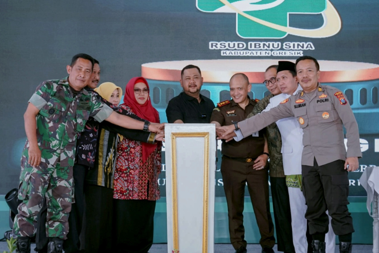 Bupati Gresik Fandi Akhmad Yani didampingi Wabup Aminatun Habibah dan Dirut RSUD Ibnu Sina, Dr. Soni bersama Forkopimda saat meresmikan Gedung Instalasi Pelayanan Kanker Terpadu (IPKT), di kompleks RSUD Ibnu Sina, Kamis (25/7/2024). (Foto: Diskominfo Pemk