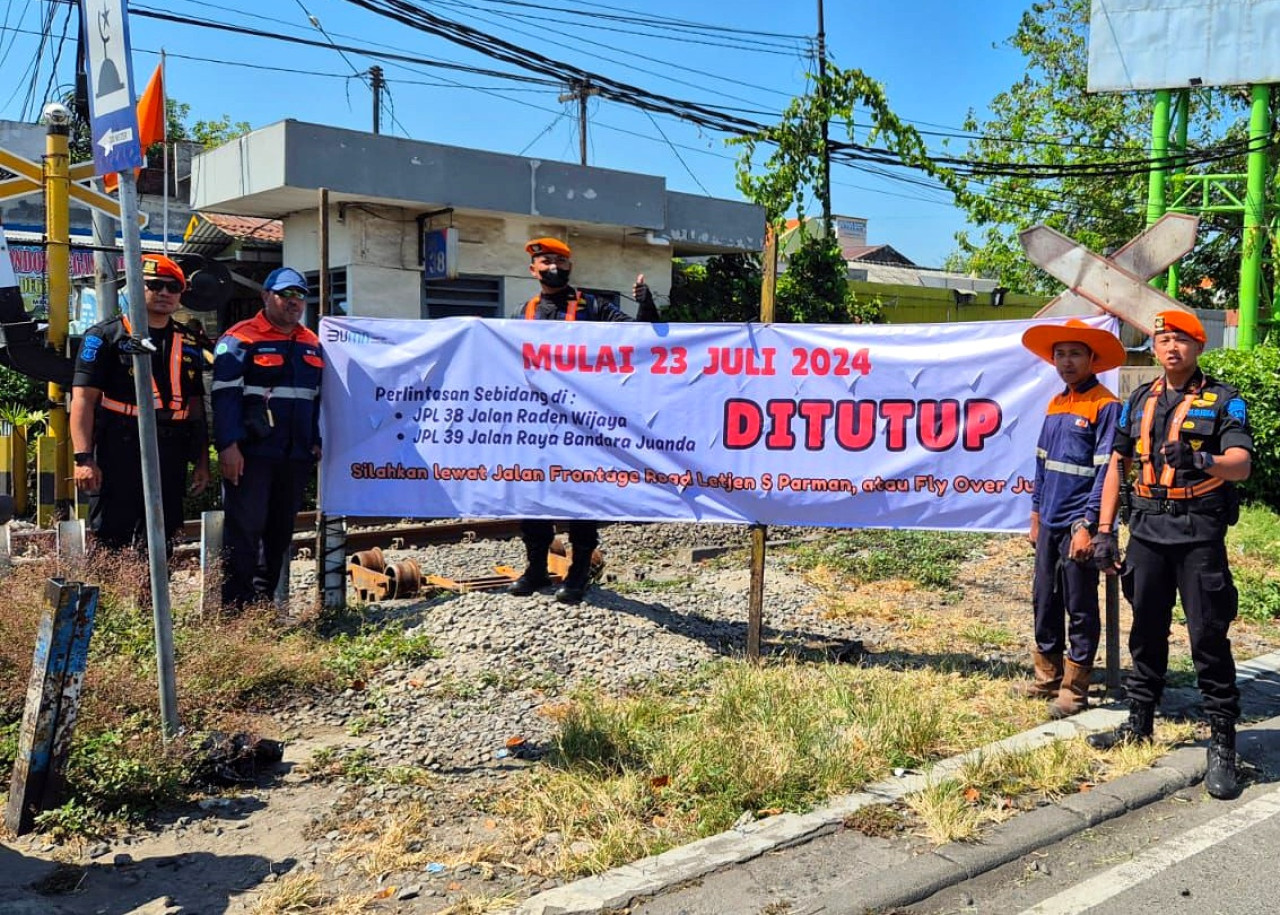 Perlintasan sebidang kereta api di jalan Raden Wijaya Sidoarjo yang ditutup mulai Selasa (23/7/2024). (Foto: Ahaddiini HM/jatimnow.com)