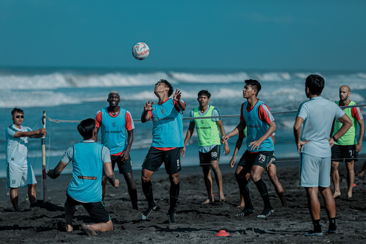 Pemain Persebaya berlatih di tepi pantai. (Foto: Persebaya.id)