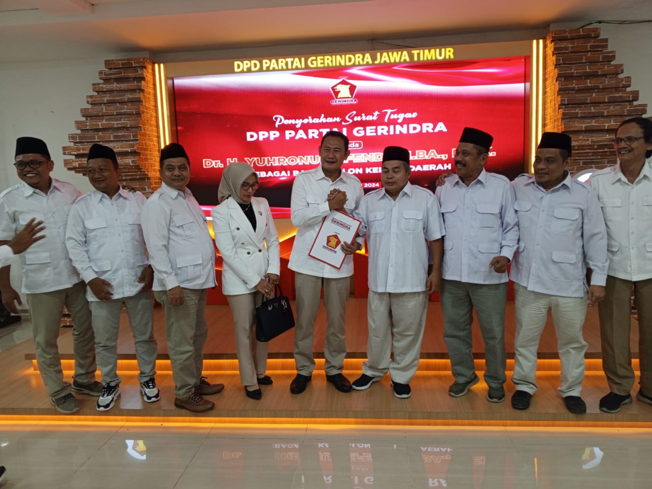 Petahana pilkada Lamongan, Pak Yes saat menunjukan surat tugas dari Gerindra. (Foto : Adyad Ammy Iffansah/jatimnow.com)