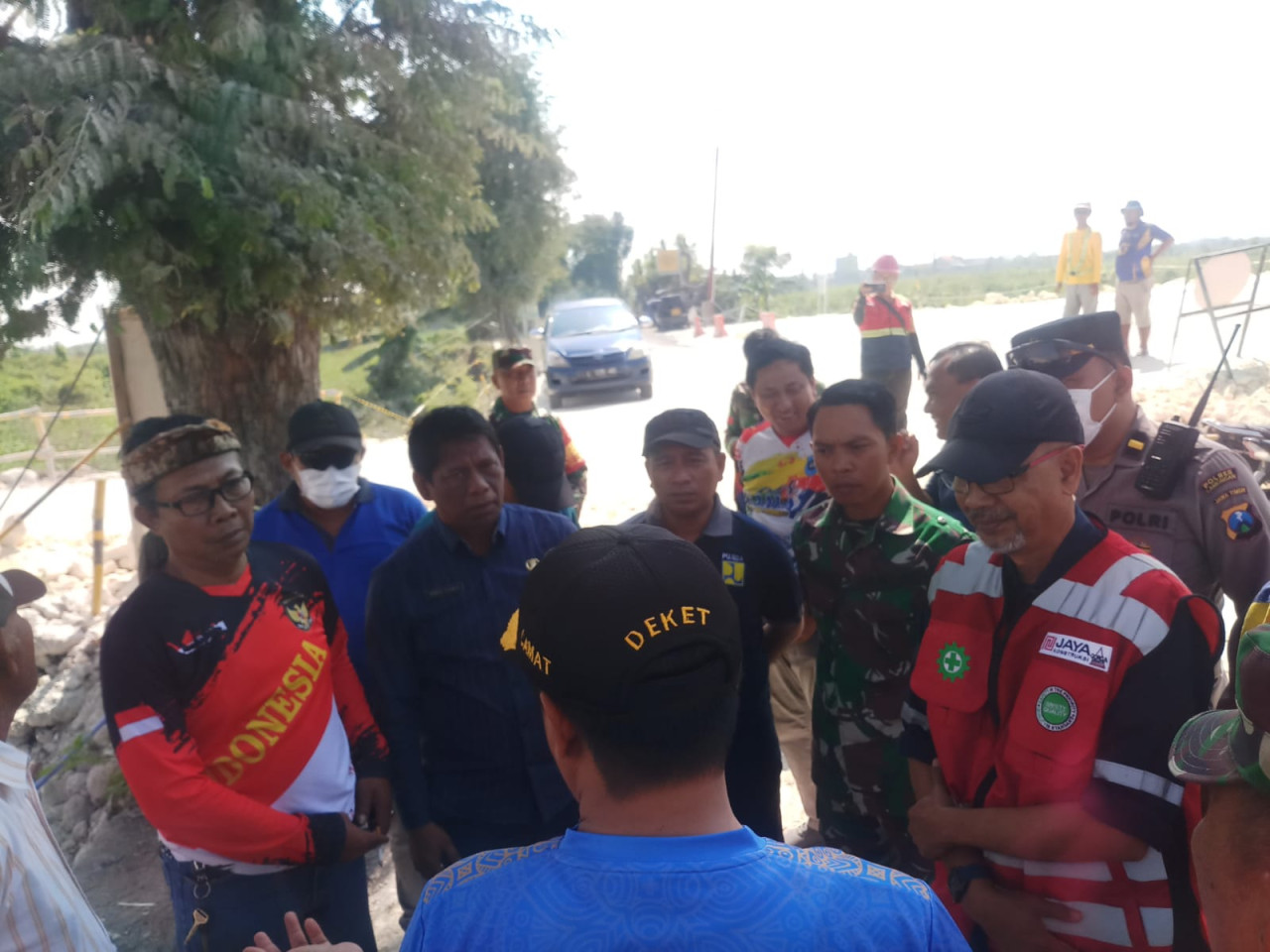 Petani saat mendemo proyek JLU Lamongan. (Foto : Adyad Ammy Iffansah/jatimnow.com)