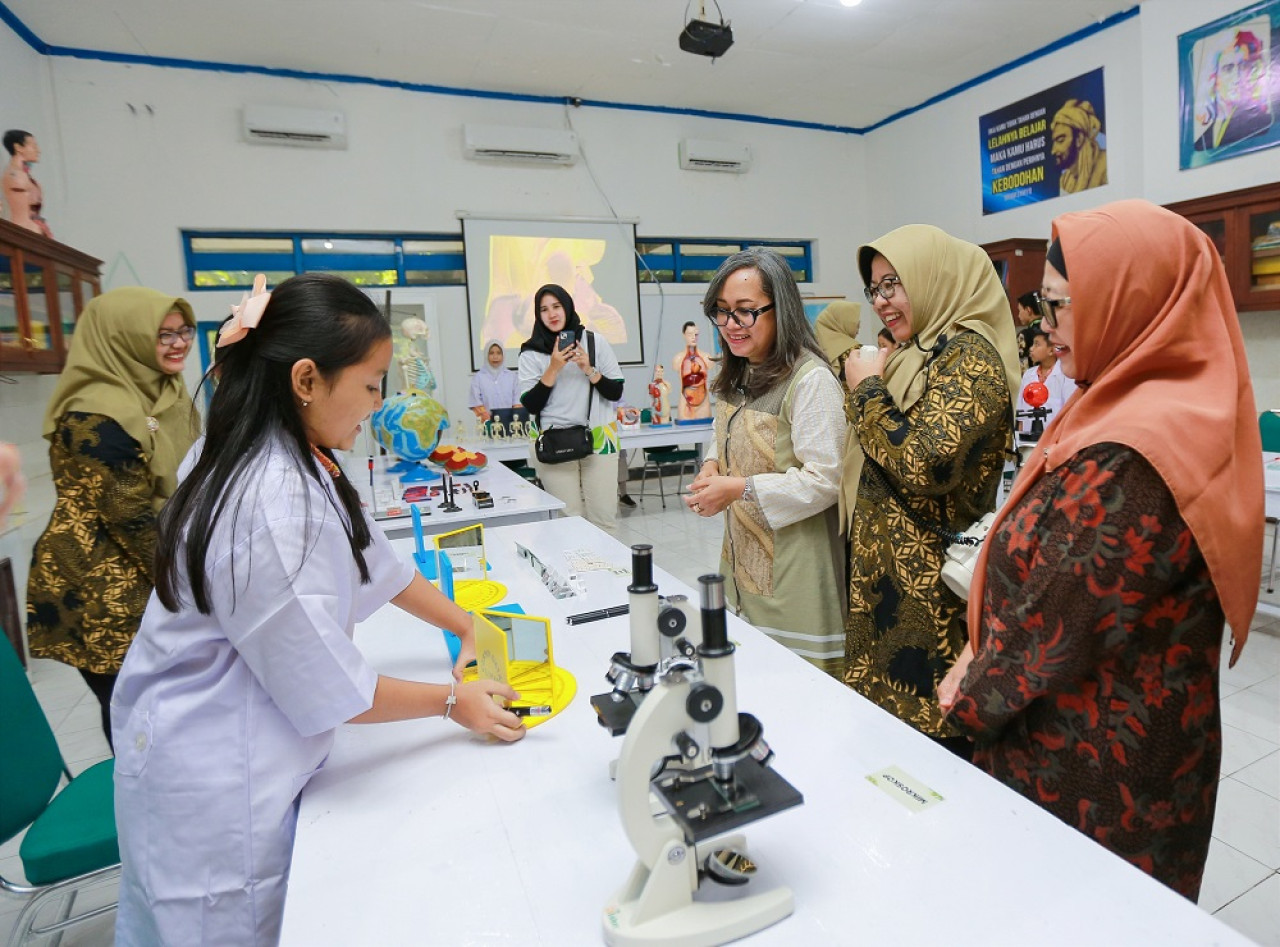 Ketua Umum PIKA-PI Group, Tata Rahmad Pribadi didampingi Ketua PIKA PG, Atik Dwi Satriyo di Unit Pelaksana Teknis (UPT) SD Negeri 4 Petrokimia Gresik. (Foto: Humas Petrokimia Gresik)