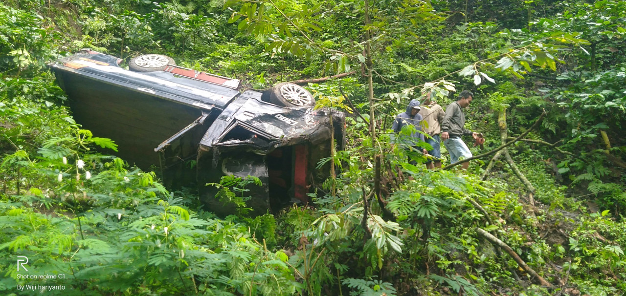 Kondisi pikap yang terjun ke jurang puluhan meter (Dok.Polsek Sempolan)
