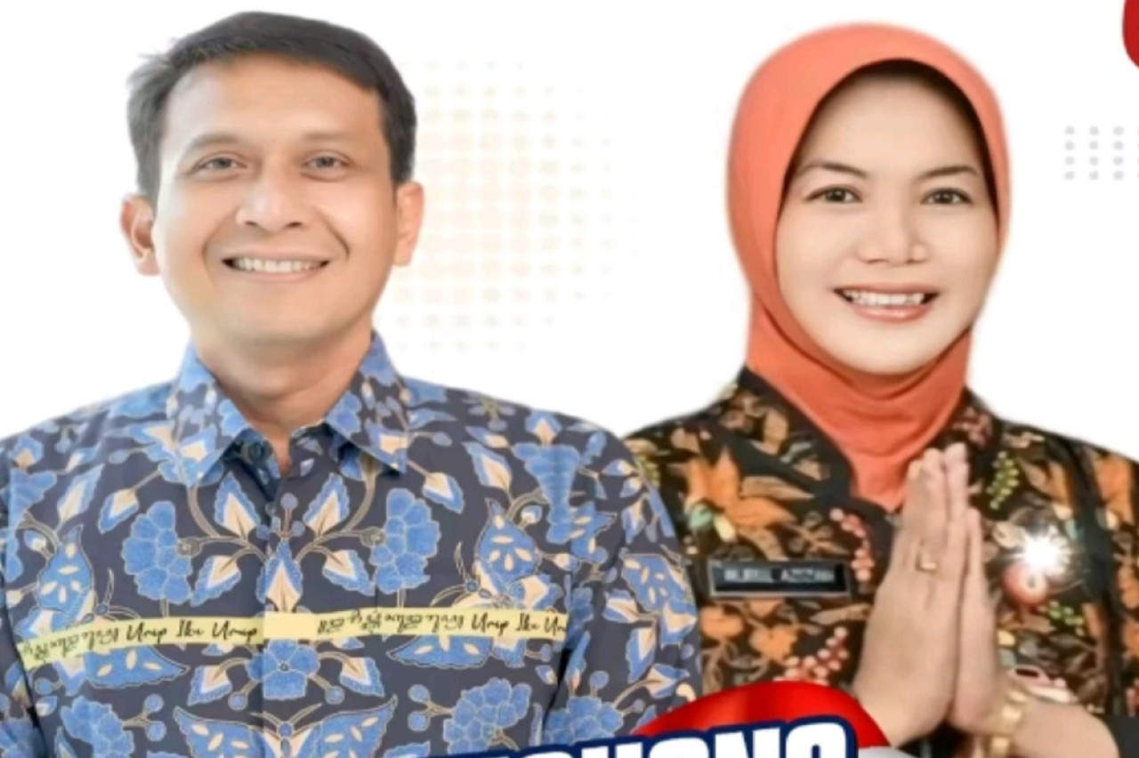 Setyo Wahono bersalaman dengan sang kakak Mensesneg Pratikno saat meminta restu maju sebagai calon Bupati Bojonegoro (Foto: Misbahul Munir/jatimnow.com).