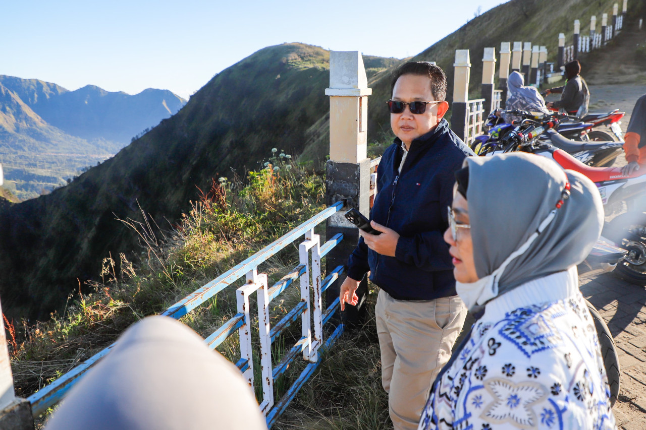 Pj Gubernur Jatim Adhy Karyono menyusuri puncak B29 Lumajang (Foto-foto: Humas Pemprov Jatim for jatimnow.com)