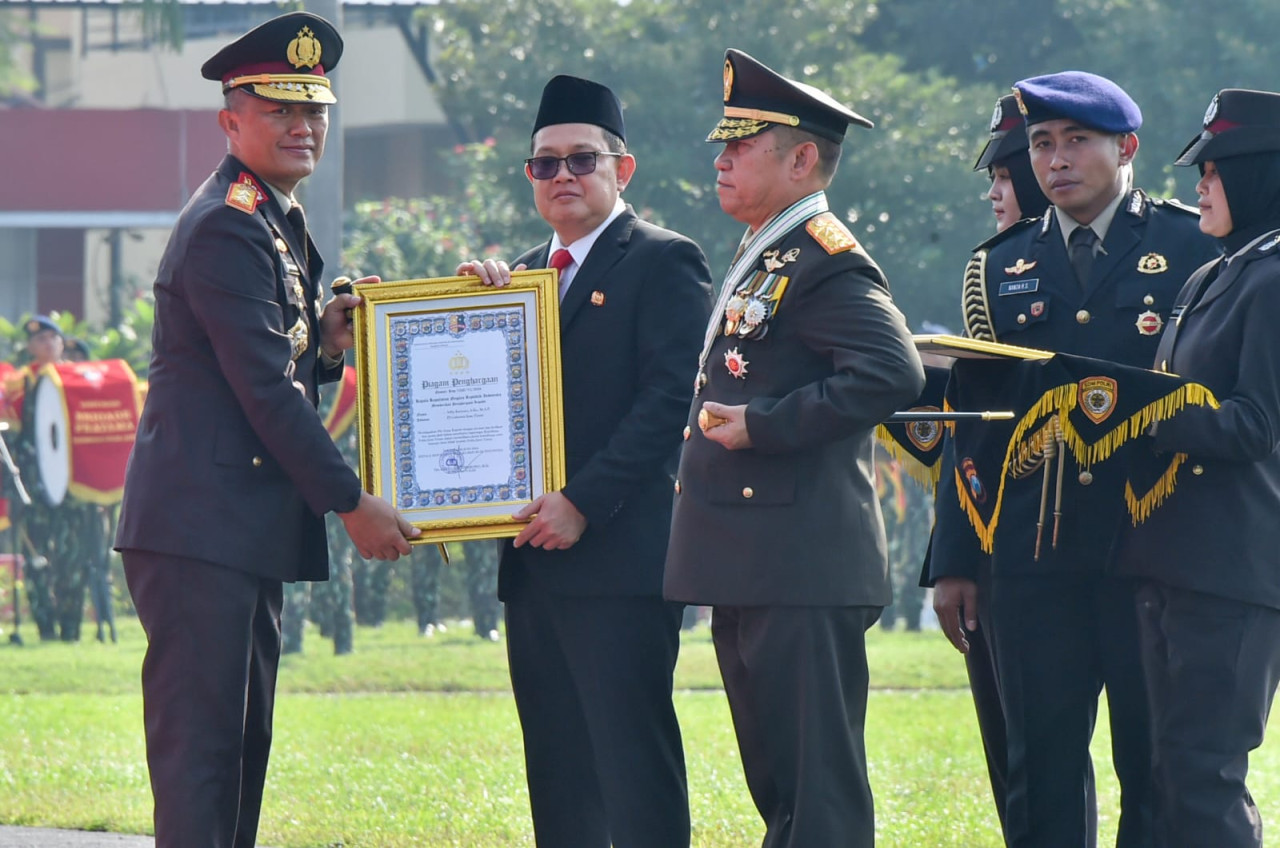 Pj) Gubernur Jawa Timur Adhy Karyono menerima penghargaan piagam dan pin emas dari Kapolri. (Foto: Ni'am Kurniawan/jatimnow.com)