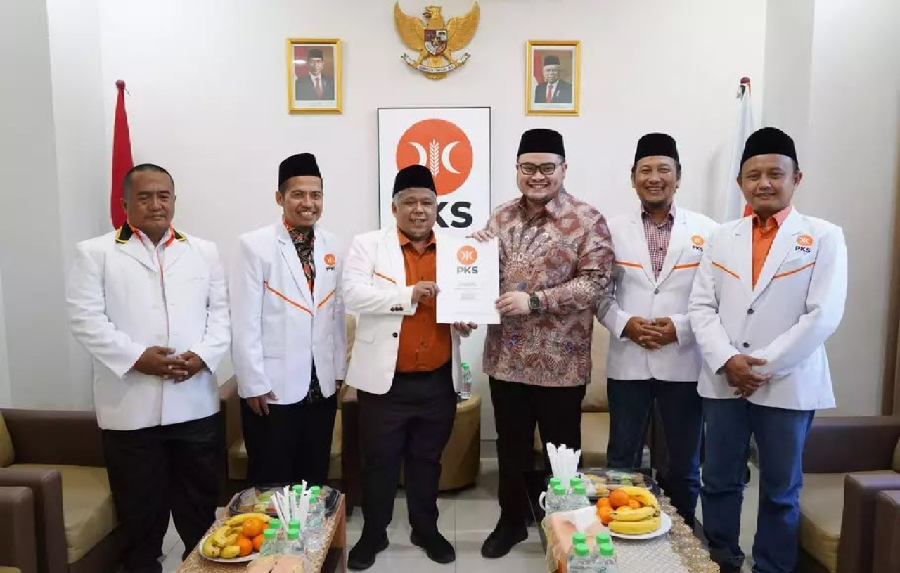 Mas Dhito saat menerima rekom dari PKS (Foto: PKS Jatim for jatimnow.com)