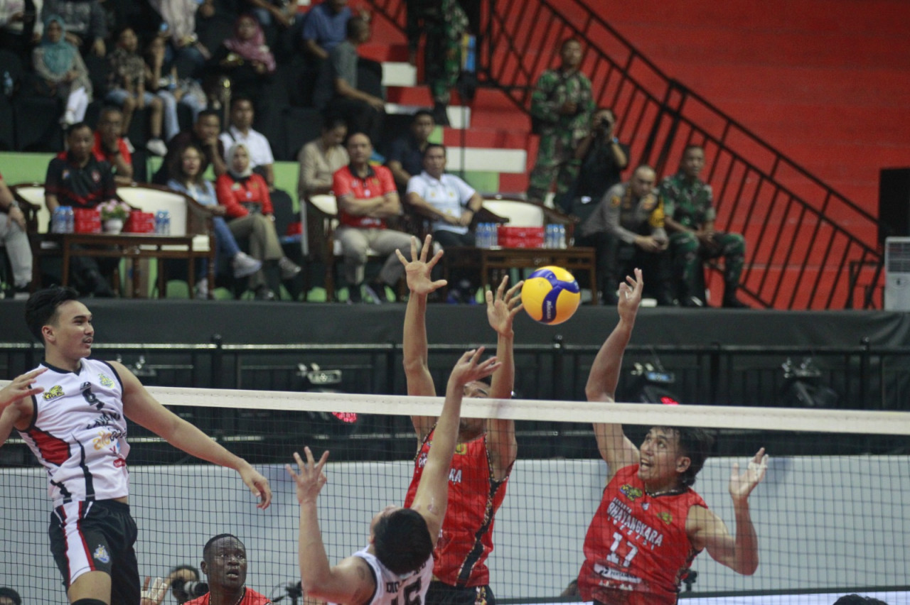 Pertandingan antara LavAni melawan Bhayangkara Presisi di babak final four PLN Mobile Proliga di GOR Bungtomo, Surabaya. (Foto: Proliga Official)